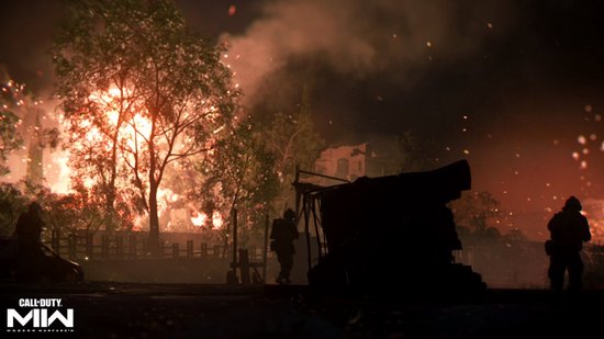 Soldaten in silhouet tegen een brandende achtergrond met bomen en gebouwen.