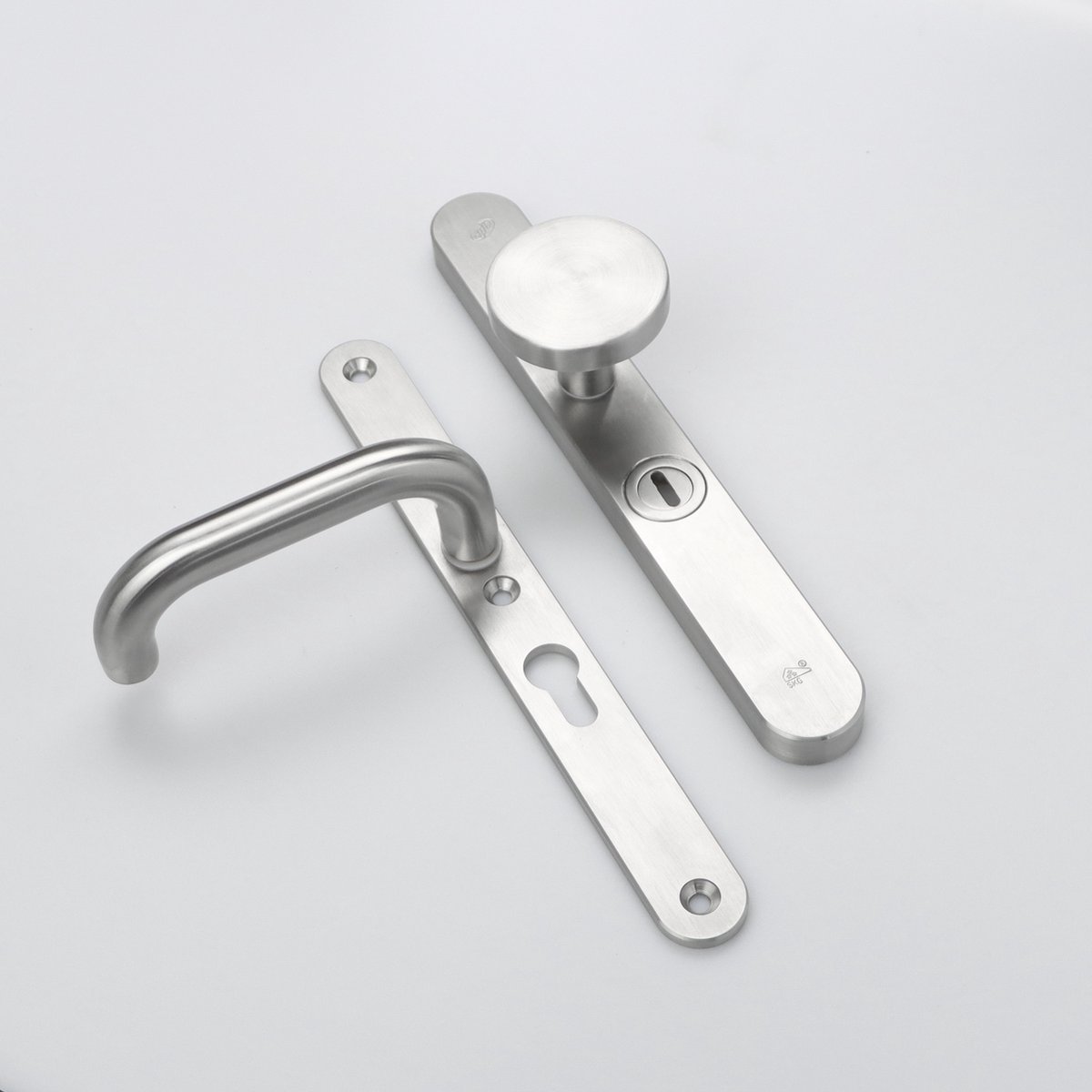 MASSIEF RVS Tzunali Deurbeslag. Model MINHO SKG*** SML T=15/5 VKTB (kerntrek) PC55 BUITEN KNOP TORRES C; BINNEN KRUK VIGO