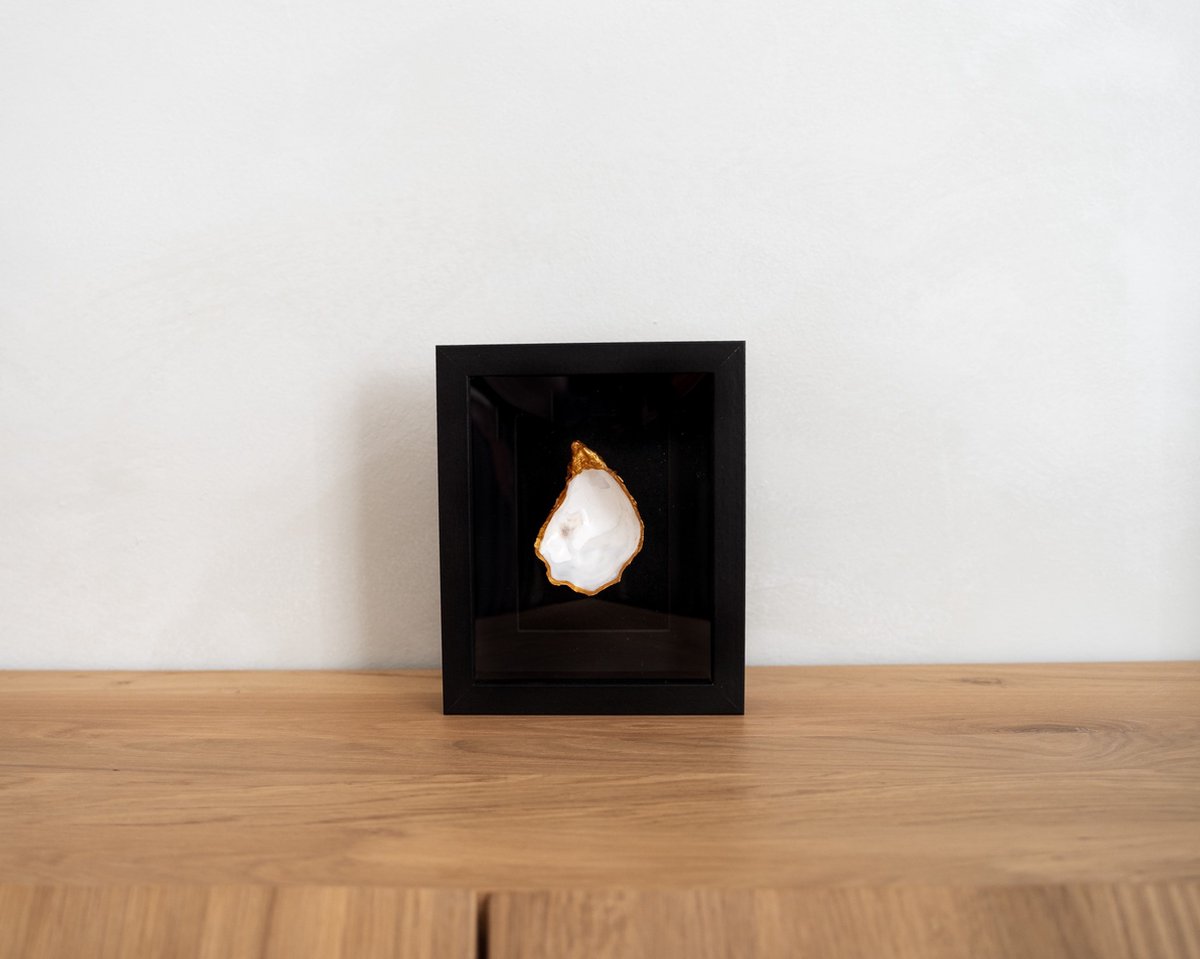 Oester in lijst zwart Medium | Een gouden oester