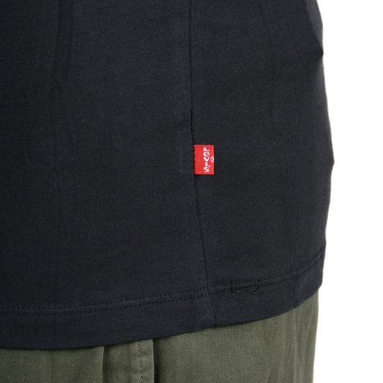 Zwart Levi's T-shirt met rood label op de zijkant.