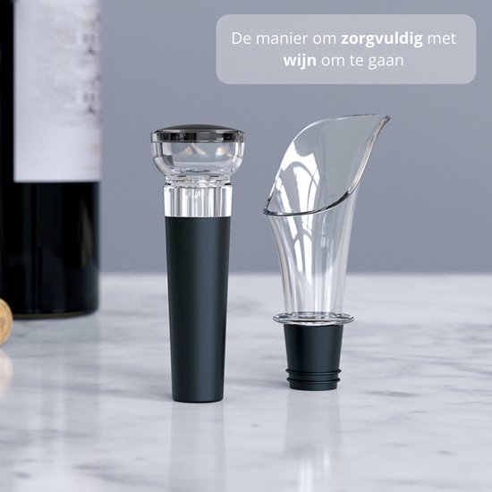 Zwarte wijnstopper en glanzende wijnschentuit op een marmeren ondergrond.