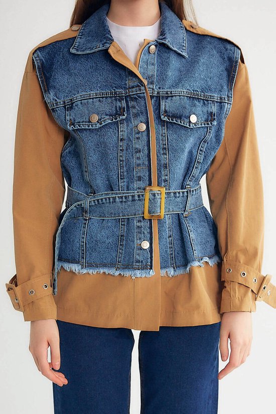 Blauw denim jack met bruine mouwen, ceintuur met gesp en rafelige zoom.