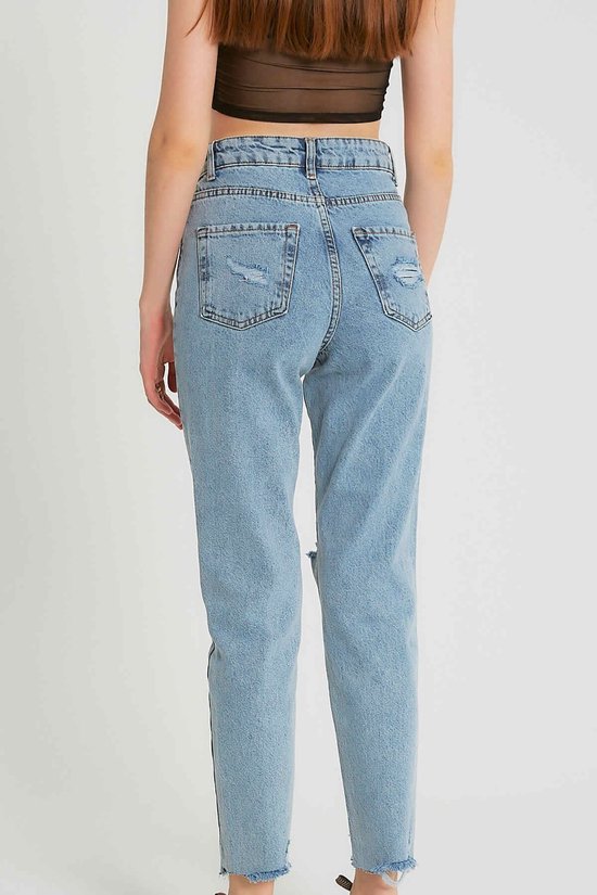 Achterkant van een lichtblauwe spijkerbroek met hoge taille, verweerde look en gescheurde details op de achterzakken.