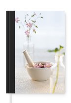 Notitieboek - Schrijfboek - Een vijzel met roze bloembladen - Notitieboekje klein - A5 formaat - Schrijfblok