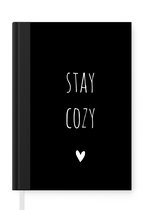 Notitieboek - Schrijfboek - Engelse quote "Stay cozy" met een hartje op een zwarte achtergrond - Notitieboekje klein - A5 formaat - Schrijfblok