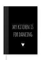 Notitieboek - Schrijfboek - Engelse quote "My kitchen is for dancing" met een hartje op een zwarte achtergrond - Notitieboekje klein - A5 formaat - Schrijfblok