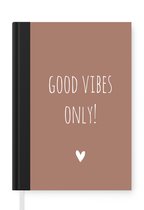 Notitieboek - Schrijfboek - Engelse quote "Good vibes only!" met een hartje op een bruine achtergrond - Notitieboekje klein - A5 formaat - Schrijfblok