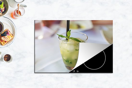 KitchenYeah® Inductie beschermer 76x51.5 cm - Overheerlijke Mojito in een rond glas - Kookplaataccessoires - Afdekplaat voor kookplaat - Inductiebeschermer - Inductiemat - Inductieplaat mat