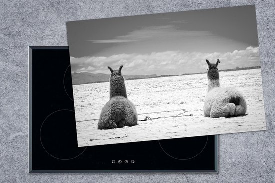 KitchenYeah® Inductie beschermer 76x51.5 cm - Rustende lama's op een zand vlakte - zwart wit - Kookplaataccessoires - Afdekplaat voor kookplaat - Inductiebeschermer - Inductiemat - Inductieplaat mat