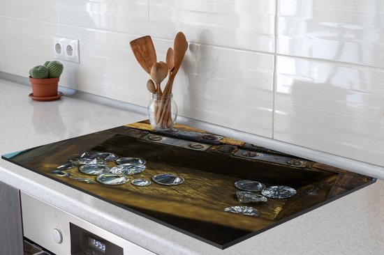 KitchenYeah® Inductie beschermer 80x52 cm - Een achtergrond met diamanten in een houten kist - Kookplaataccessoires - Afdekplaat voor kookplaat - Inductiebeschermer - Inductiemat - Inductieplaat mat