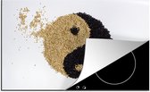 KitchenYeah® Inductie beschermer 76x51.5 cm - Zwart en wit sesamzaad gevormd in een yin en yang tekentje - Kookplaataccessoires - Afdekplaat voor kookplaat - Inductiebeschermer - Inductiemat - Inductieplaat mat