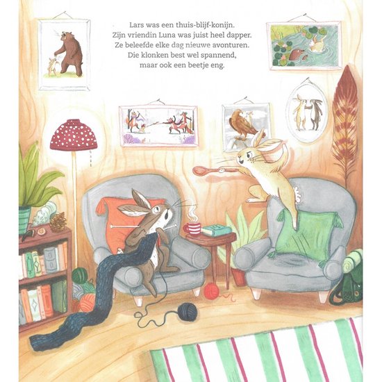 Twee konijnen in een woonkamer: één breit in een stoel, de ander springt met een lepel uit een andere stoel. Er is een boekenkast en ingelijste plaatjes aan de muur.