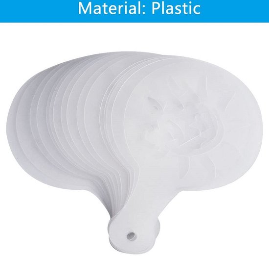 Stapel witte plastic koffie-stencils met handvatten, patronen vaag zichtbaar.