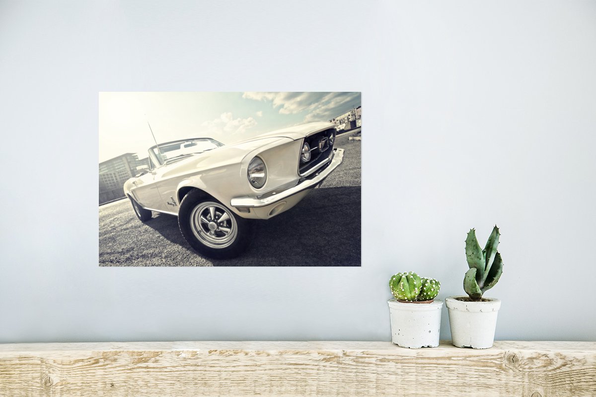 Affiche - Une Ford Mustang blanche sur un parking - 30x20 cm | bol