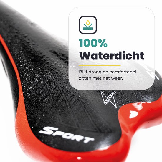Zwart fietszadel met rode accenten, "SPORT" tekst, 100% waterdicht.