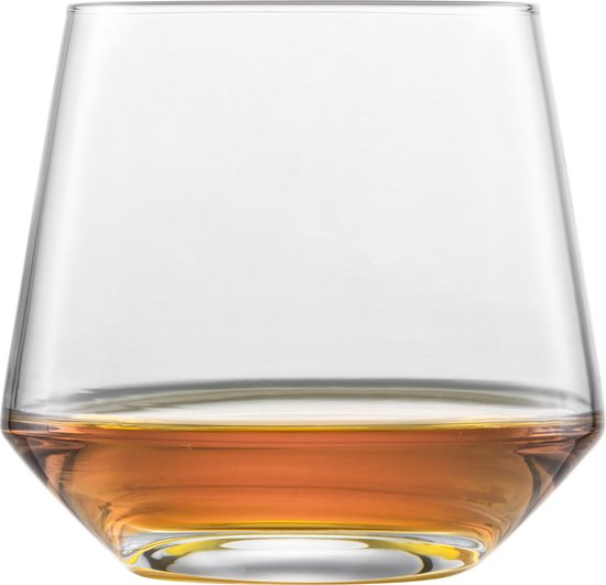 Verre à whisky en cristal rempli d'une boisson ambrée, de forme large et effilée avec un fond épais.