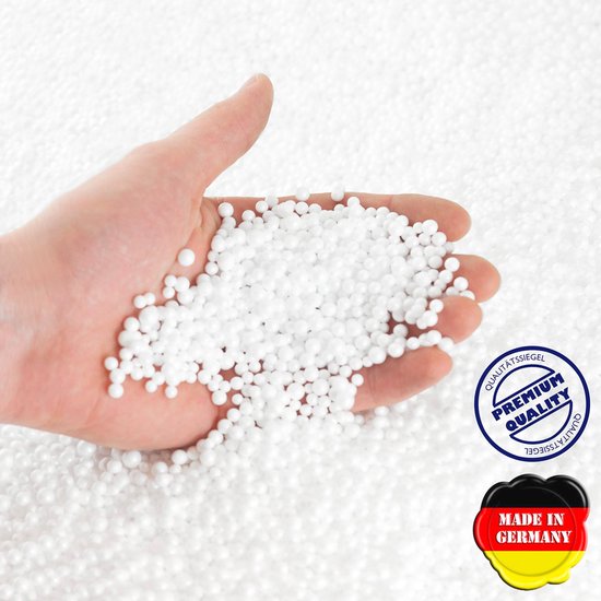 Hand vol witte polystyreen parels met "Premium Quality" en "Made in Germany" zegels.