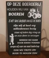 Tekstbord   Op deze  Boerderij  Boeren Vee Dieren Teksten Vaderdag  Wandbord Spreukbord Quotebord Cadeau Geschenk Verjaardag Spreuken Spreuk Quoteborden Wand Quote Bord Muur Decora