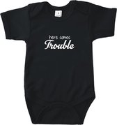 Rompertjes baby met tekst - Here comes trouble - Romper zwart - Maat 50/56