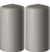 2x Zandgrijze cilinderkaarsen/stompkaarsen 6 x 10 cm 36 branduren - Geurloze kaarsen zandgrijs - Woondecoraties
