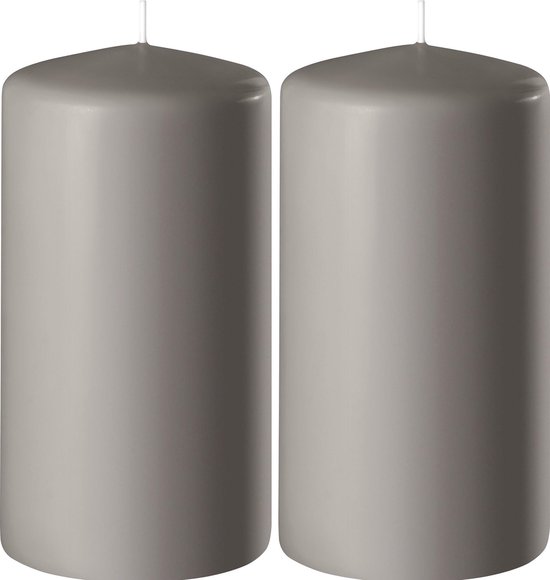 2x Zandgrijze cilinderkaarsen/stompkaarsen 6 x 12 cm 45 branduren - Geurloze kaarsen zandgrijs - Woondecoraties