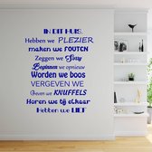 Muursticker In Dit Huis Hebben We Plezier - Donkerblauw - 60 x 67 cm - woonkamer alle