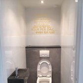 Muursticker Bij Ons Op De Wc -  Goud -  60 x 46 cm  -  toilet  alle - Muursticker4Sale