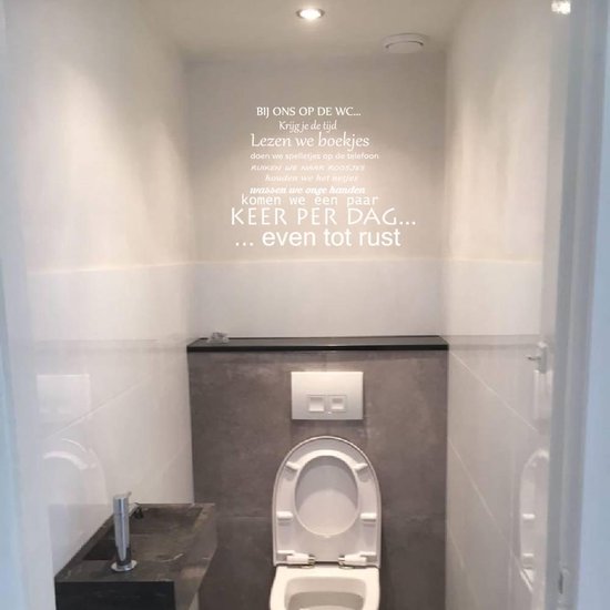 Muursticker Bij Ons Op De Wc - Wit - 100 x 76 cm - toilet alle