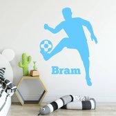 Muursticker Voetbalspeler - Lichtblauw - 40 x 53 cm - baby en kinderkamer naam stickers