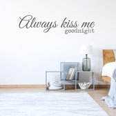 Always Muursticker Always Kiss Me Goodnight - Gris foncé - 160 x 40 cm - Textes anglais de chambre à coucher - Muursticker4Sale