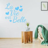 Muursticker La Vie Est Bella -  Lichtblauw -  89 x 80 cm  -  franse teksten  alle - Muursticker4Sale