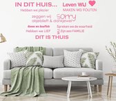 Muurtekst In Dit Huis -  Roze -  80 x 38 cm  -  woonkamer  nederlandse teksten  alle - Muursticker4Sale
