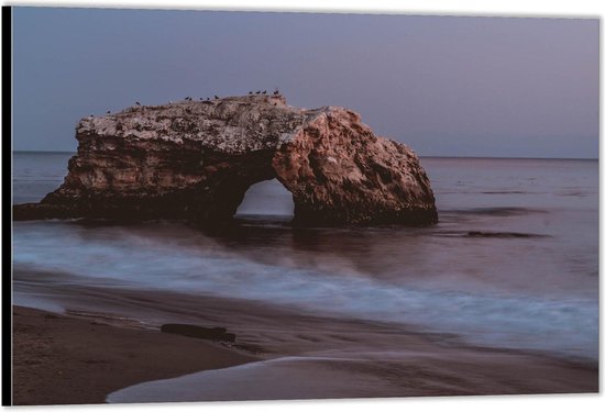 Dibond –Grote Rots in de Zee tegen de Avond– 90x60 Foto op Aluminium (Met Ophangsysteem)