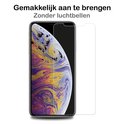 Een smartphone met kleurrijk behang, met een screenprotector geplaatst. Tekst: "Gemakkelijk aan te brengen Zonder luchtbellen".