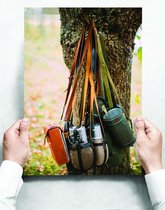 Wandbord: Soldatenspullen aan een boom in het bos - 30 x 42 cm