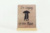 Deco bordje, inclusief houten standaard – Singing in the rain - 14 x 19 cm