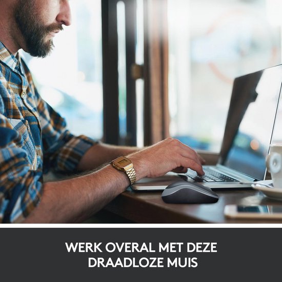 Man met baard die een zwarte en grijze draadloze muis gebruikt met een laptop in een café.
