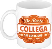 De beste collega dat ben ik dus cadeau koffiemok / theebeker wit met oranje embleem - 300 ml - keramiek - afscheidsmok / cadeaumok collega