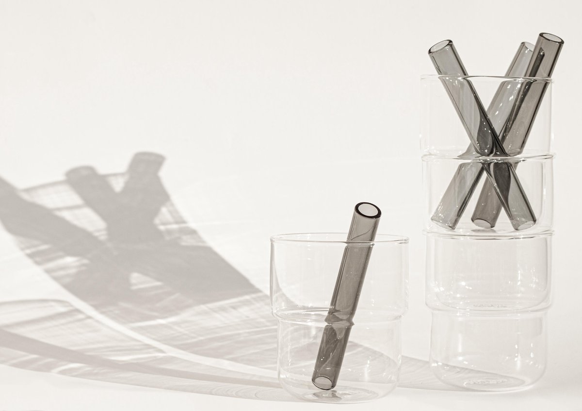 4 borosilicaat stapel glazen 250 ml, crystal helder glas met 4 dikke grijzen glazen rietjes. 100% vaadwasser veilig Nederlands ontwerp Maarten Baptist
