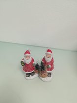 2 leuke decoratieve kerstmannen met nepsneeuw