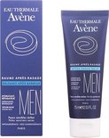 Donkerblauwe kartonnen verpakking en tube met witte dop, met witte tekst en een cirkelvormig logo voor Avène Men Aftershave Balsem.