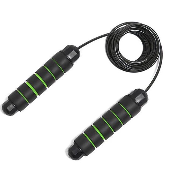 Zwart springtouw met twee ergonomische handgrepen met groene strepen.