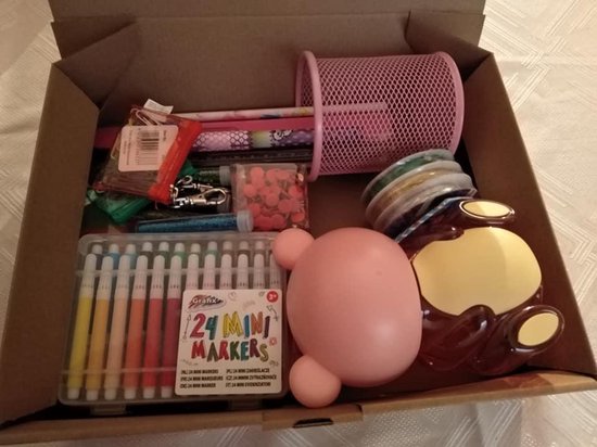 vrienden verwen cadeau set 12 items meisje, vouwblaadjes, potloden, paperclips,... | bol.com