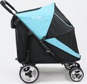 Zijkant van een zwarte hondenbuggy met lichtblauwe accenten en een groot ventilatievenster aan de zijkant.