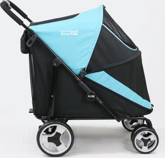 Zijkant van een zwarte hondenbuggy met lichtblauwe accenten en een groot ventilatievenster aan de zijkant.