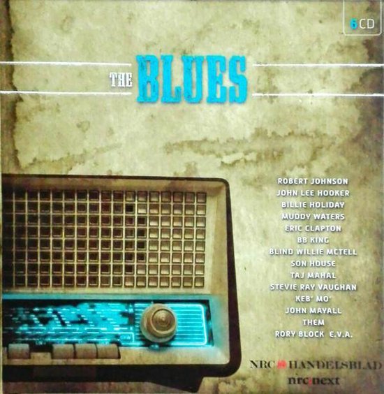 Een oude radio met het opschrift 'THE BLUES' en een lijst met artiesten.