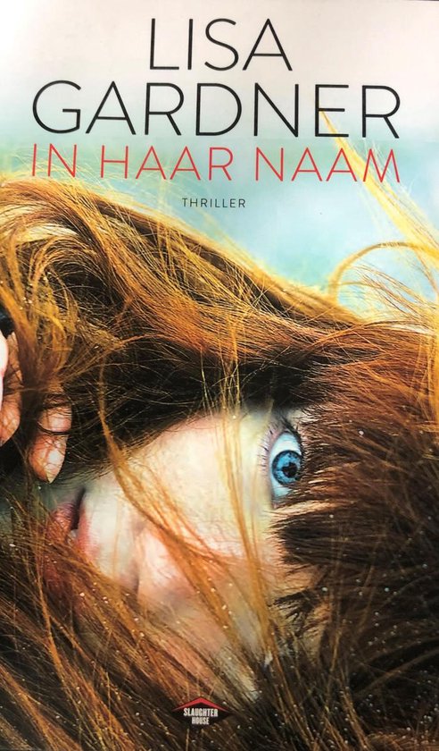 Boekomslag: "In haar naam" thriller van Lisa Gardner. Close-up van een vrouw met warrig rood haar, blauwe ogen en geschrokken uitdrukking.