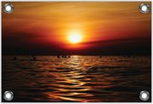Tuinposter –Mensen in Zee tijdens Zonsondergang -60x40  Foto op Tuinposter  (wanddecoratie voor buiten en binnen)