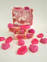 Love & Kisses Zeep - handgemaakte natuurlijke zeep  /   Savon naturel artisanal - Love & Kisses