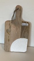 Serveerplank met wit aardewerk